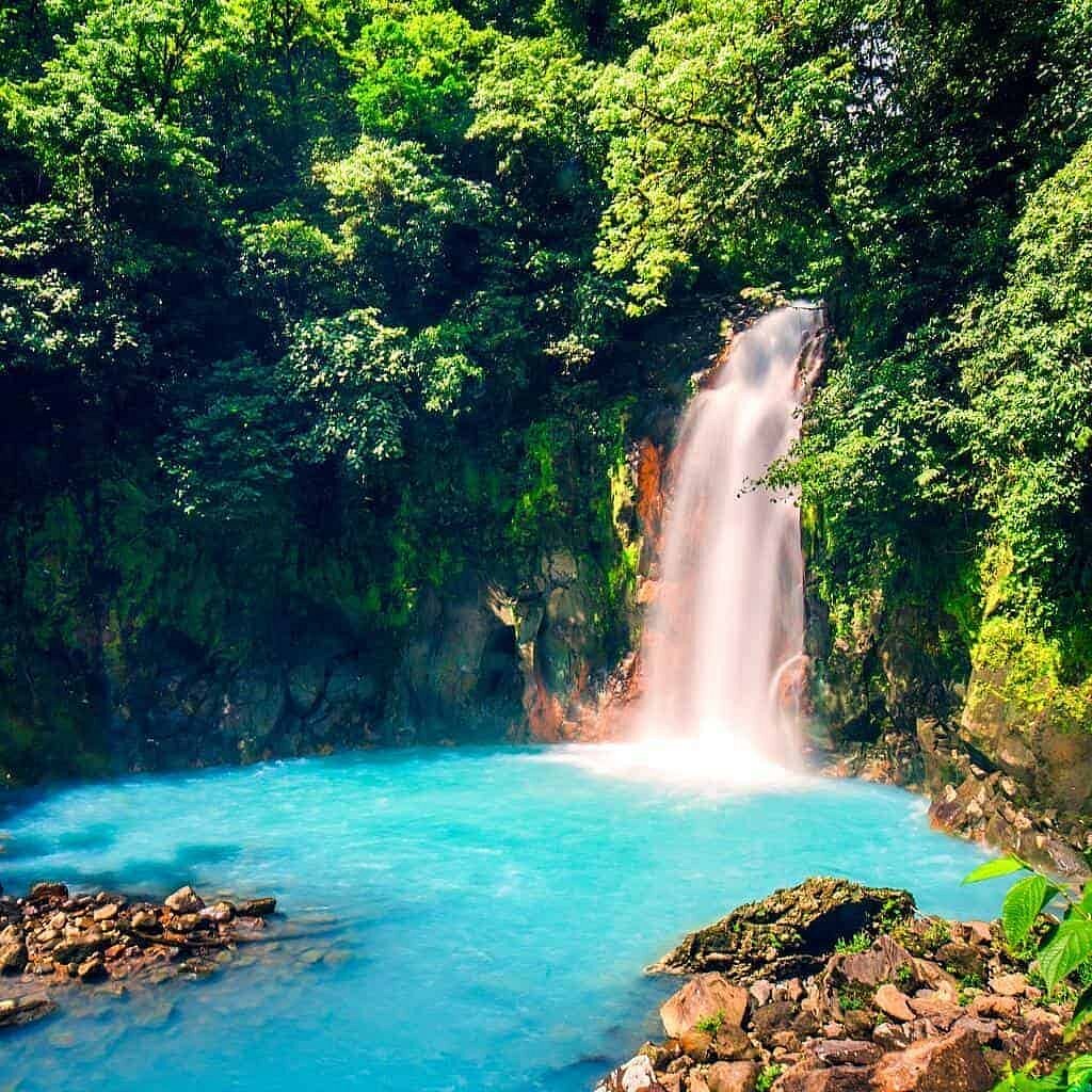 Vista de la catarata del Río Celeste con su característico color turquesa